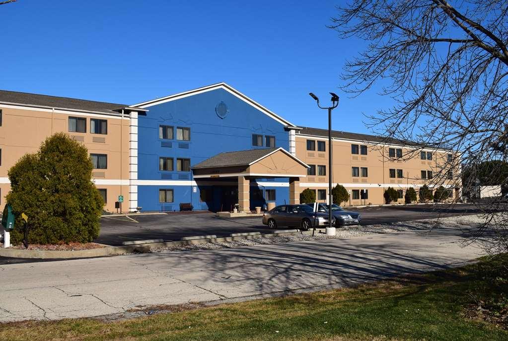 Americinn By Wyndham Glendale Milwaukee Whitefish Bay Exterior photo