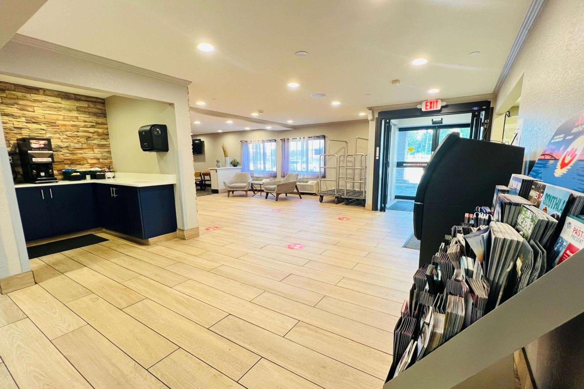 Americinn By Wyndham Glendale Milwaukee Whitefish Bay Exterior photo