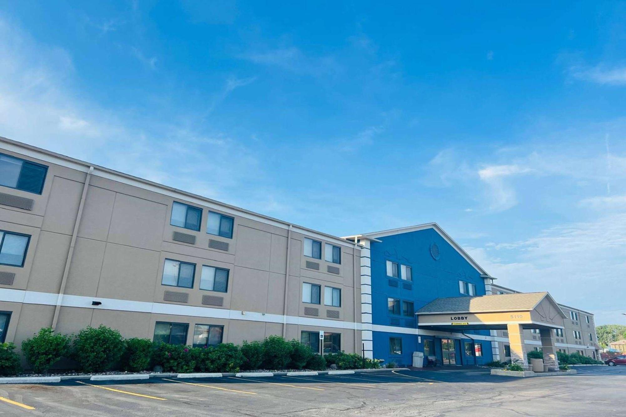 Americinn By Wyndham Glendale Milwaukee Whitefish Bay Exterior photo