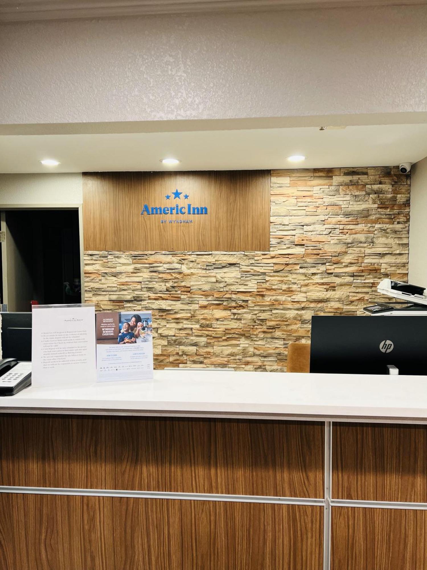 Americinn By Wyndham Glendale Milwaukee Whitefish Bay Exterior photo