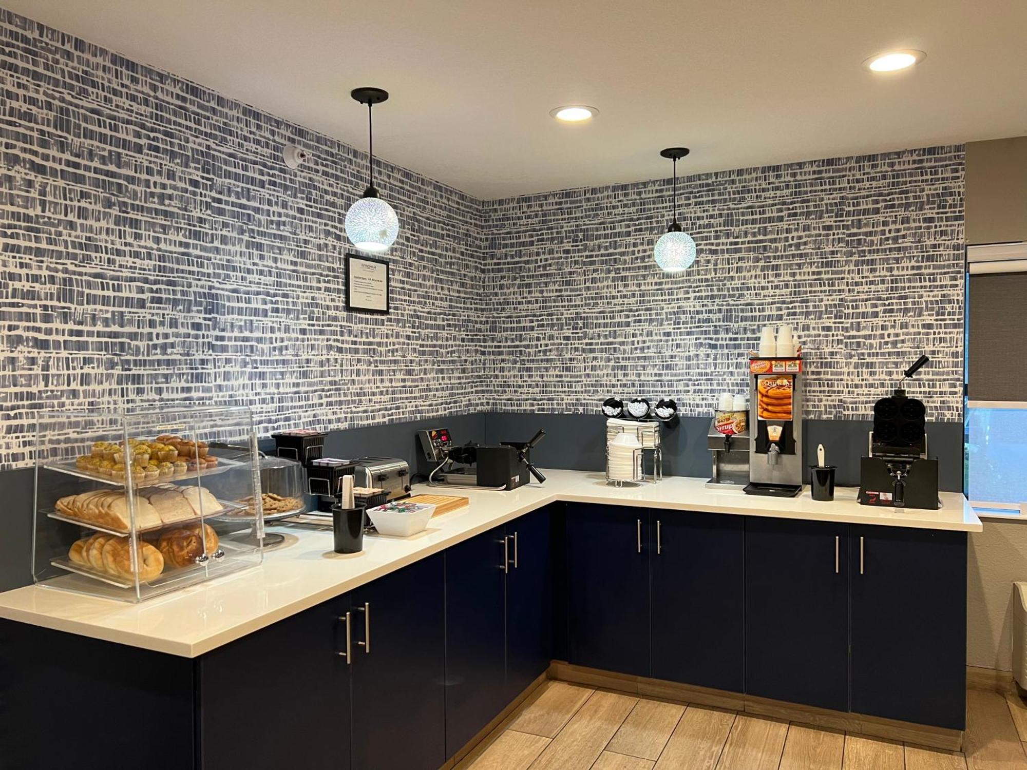 Americinn By Wyndham Glendale Milwaukee Whitefish Bay Exterior photo